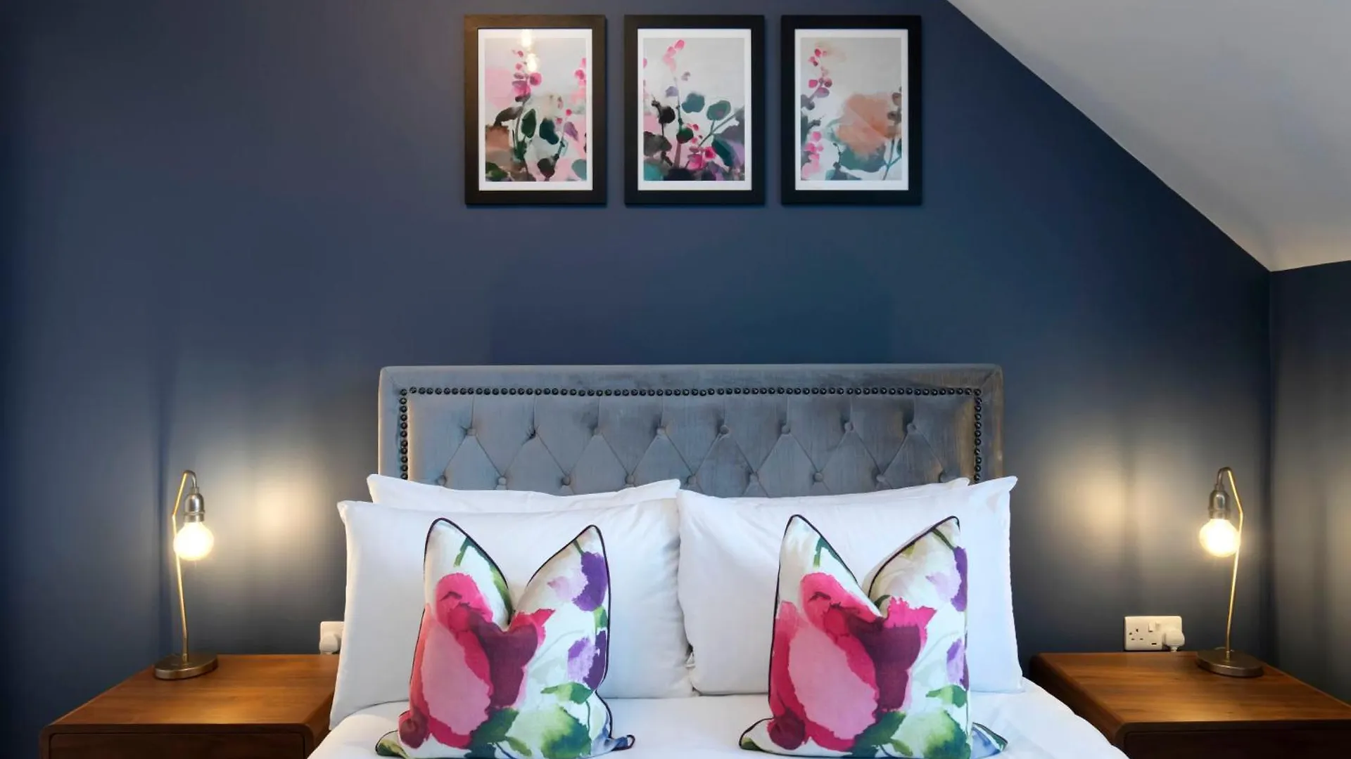 Elliot Oliver - Loft Style 2 Bedroom Apartment With Parking In The Docks Gloucester